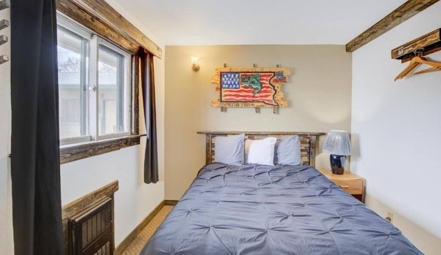 Comfortable 3-Room Budget Stay – Short Walk to Restaurants, w/Free Parking in Chamberlain