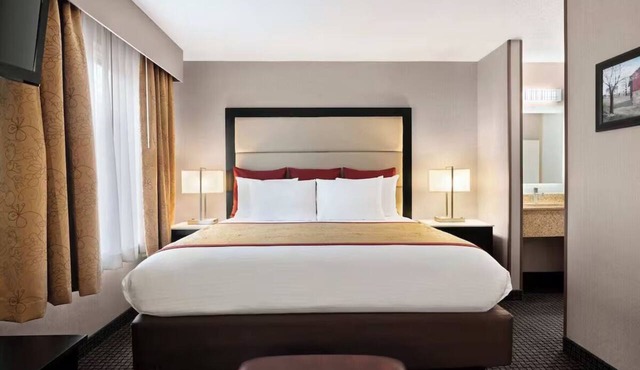 Convenient Suite w/Free Breakfast | Near Host Farm Resort Golf Course - 3 mi in Lancaster