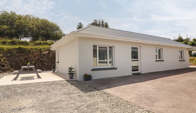 COOLNAHARRAGILL LOWER ANNEXE in Glenbeigh, County Kerry in Killarney