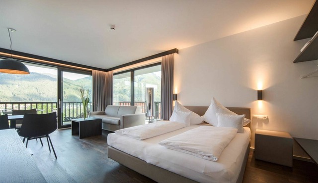 Cosy apartment for 6 people with WIFI, pool, TV, terrace, pets allowed, panoramic view and parking
