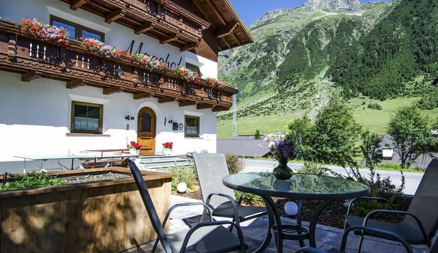 Cosy apartment for 4 guests with WIFI, TV, balcony and parking