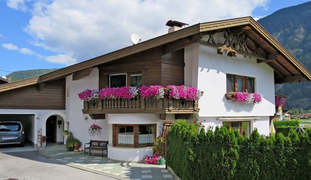 Cosy apartment for 5 people with WIFI, TV, balcony, pets allowed and parking