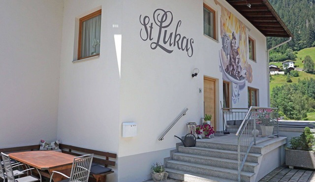 Cosy apartment for 8 guests with WIFI, TV, terrace, pets allowed and parking