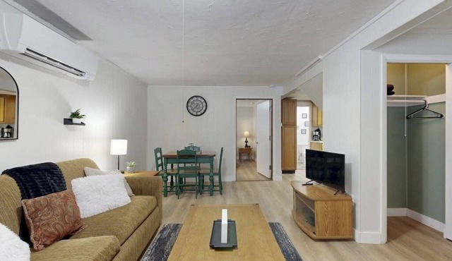Cozy duplex, first floor unit w/kitchen, shared fire pit, lake access, wifi, TV in Ludlow