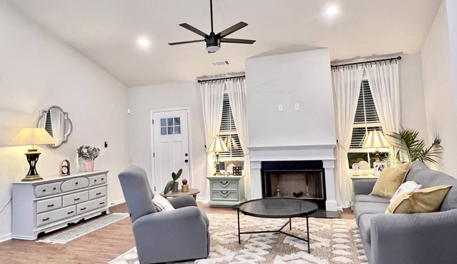 Cozy, private 3 bedroom home in a wooded area in the heart of downtown Commerce in Commerce