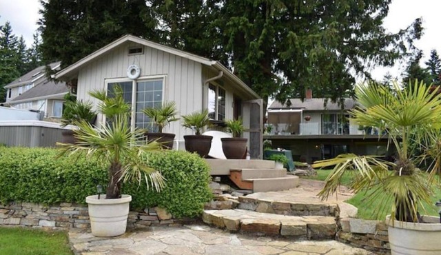 Cozy Tiny House Style Cabin with Hot Tub on Waterfront in Stanwood