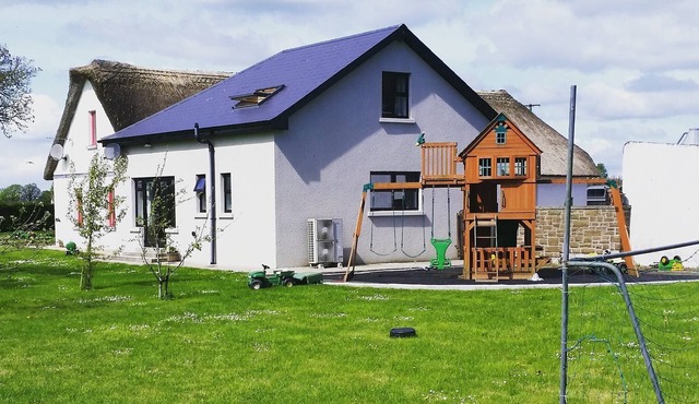 Dairy Lodge on working dairy farm in the Irish countryside in Effin