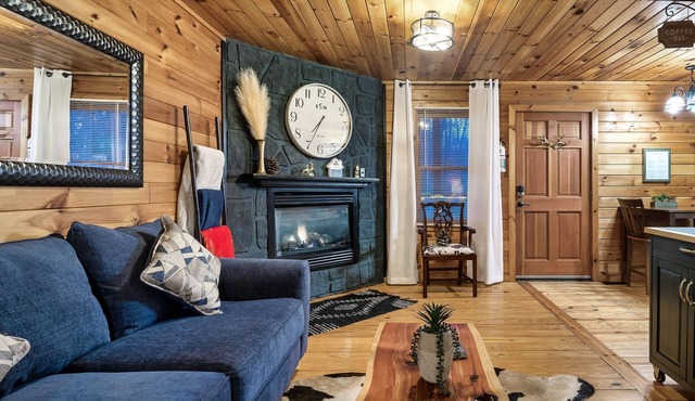 DoubleDecker🌞2 Private King Suites🌞Hot Tub~5 Mins to DT in Pigeon Forge