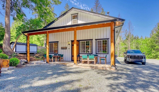 Enchanting Rustic Cabin Retreat near Whistle Lake in Washington in Anacortes