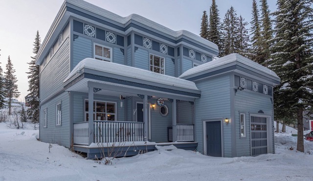 Entire 4 Bedroom Home Right on trails - Sauna & Private Hot Tub! in Silver Star Mountain