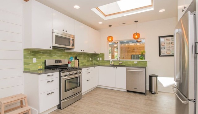 Excellent walkable location - Bright & Modern, Pets Welcome! in Portland