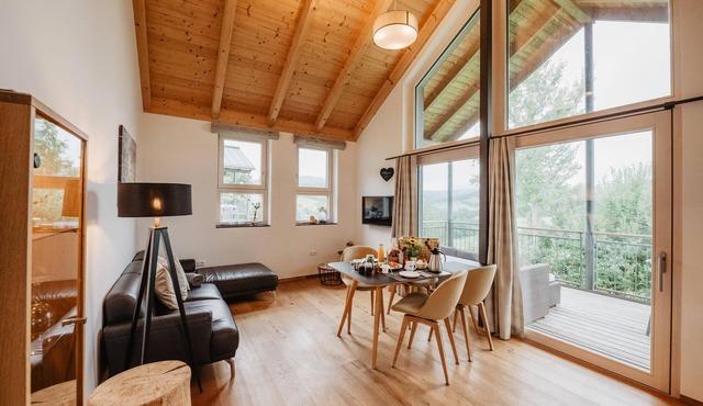 Ferienchalet mit überdachter Veranda mit Lounge Möbel und Schwebeliege. in Waldkirchen