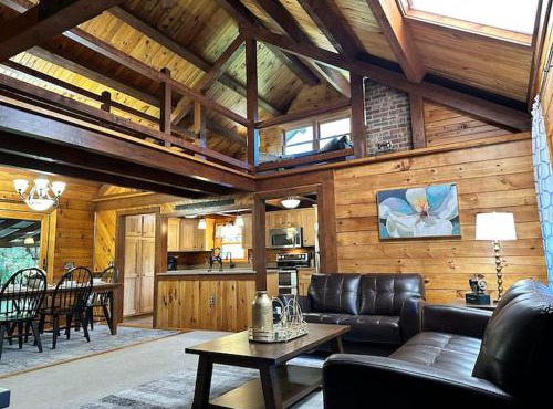 Forest Tree Log Cabin in Middletown