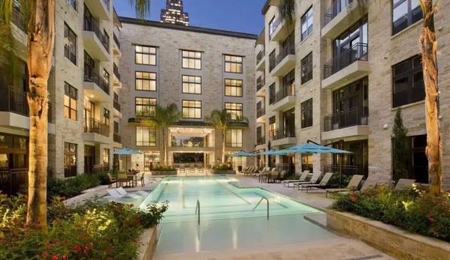 Galleria King Luxe - Wall to Mall - Pool View in Houston