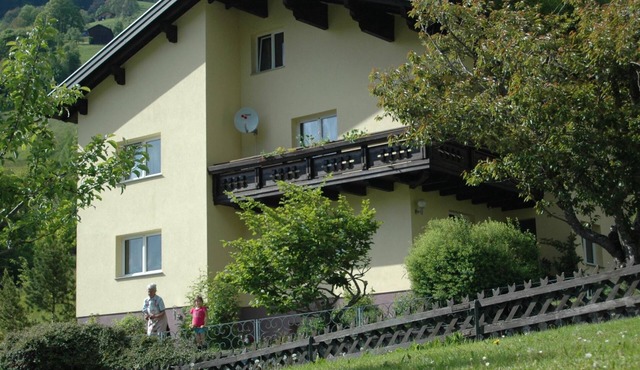 Große Wohnung in Silbertal mit Großem Garten by Interhome