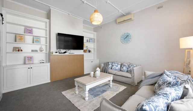 Hamptons Bungalow - Walk to Semaphore South Beach in Semaphore South
