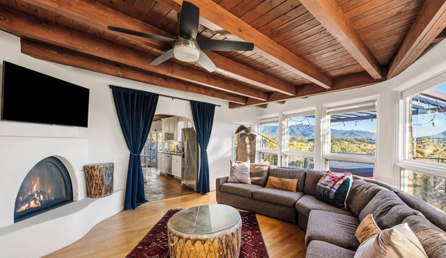 Heavenly Mountain Views-Close to Plaza, Hot tub, Ski & Pickleball, Upscale home in Santa Fe