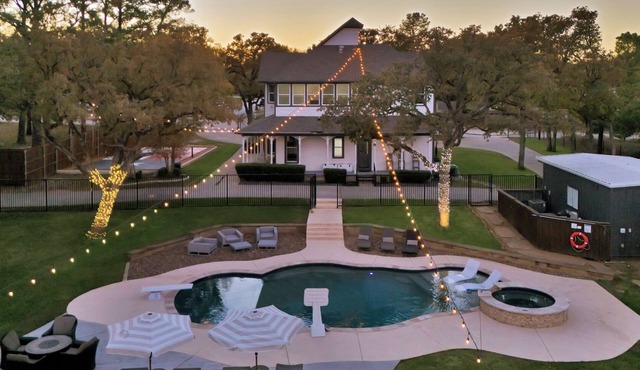 HERITAGE HOUSE- HUGE POOL-ROOFTOP-PICKLE-BALL COURT-ARCADE-HOT-TUB in Euless