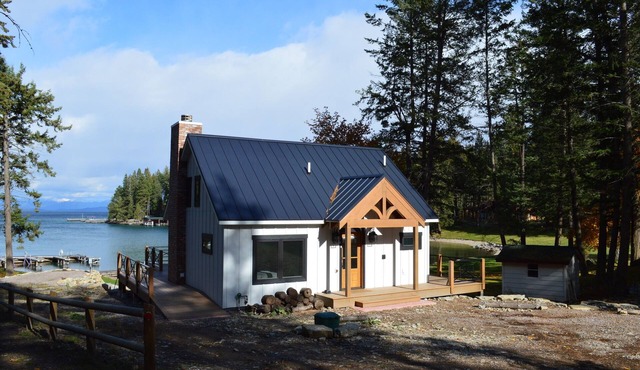 Hideway Lake house in secluded bay in Polson
