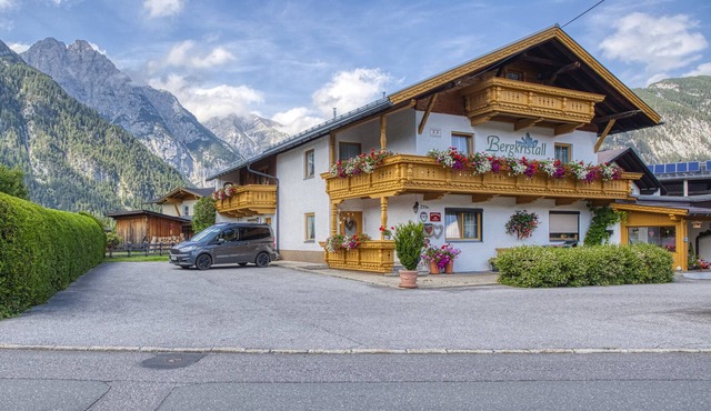 Holiday Apartment "Sterngucker Suite" with Mountain View, Shared Garden & Wi-Fi