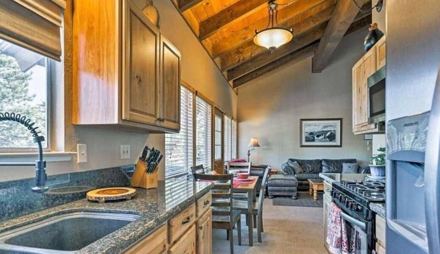 HOT TUB KING BED SATELLITE INTERNET BBQ 2 KAYAKS AFFORDABLE CLEANING FEE. in Stateline