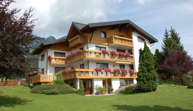 House in a quiet location with a large garden on the edge of the village near the Reutten cable cars