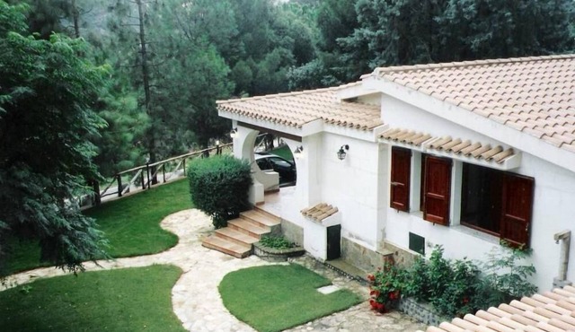 Independent villa with exclusive property garden in Solanas