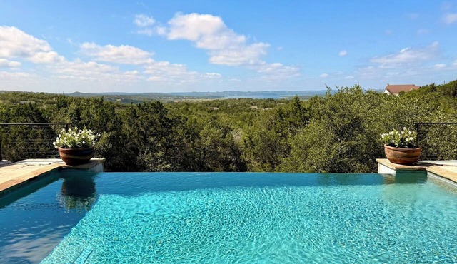 Infinity Edge - Luxury Lake View, Heated Infinity Pool & Chef Kitchen in Canyon Lake