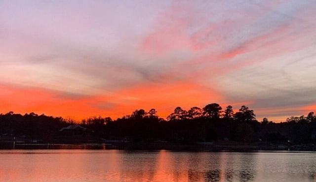 Island Trail's Sunset Cottage on Beautiful Lake Murray - Now with King Size bed! in Chapin