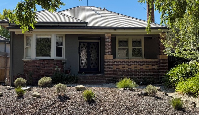 Just off the beautiful Lake Wendouree, fully fenced, dog friendly, air cond in Lake Wendouree