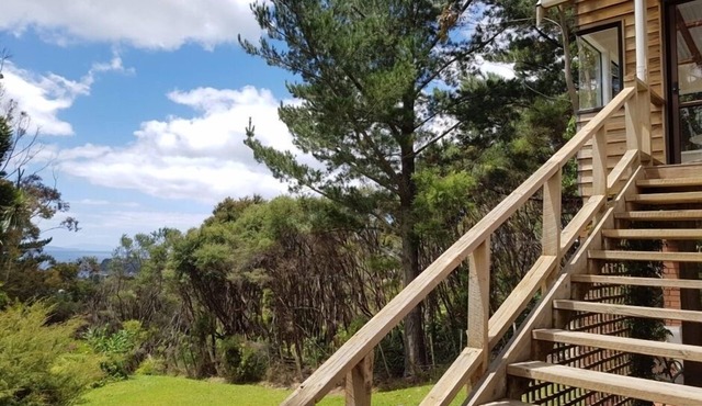 Kereru Cottage - private bach with sea view in Arkles Bay