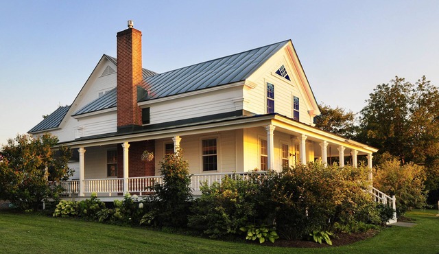 Lake Champlain lake house with private beach and spectacular sunsets. in Grand Isle