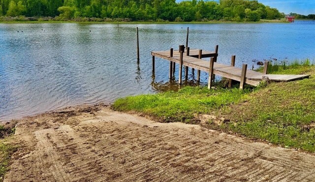 Lake Fork Water Front Peaceful 2-bedroom cabin-Boat Ramp/Dock in Alba