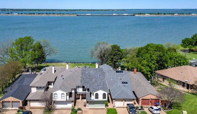 Lake Ray Hubbard - Luxury Lakeside Home Located in Chandler's Landing - Rockwall in Rockwall