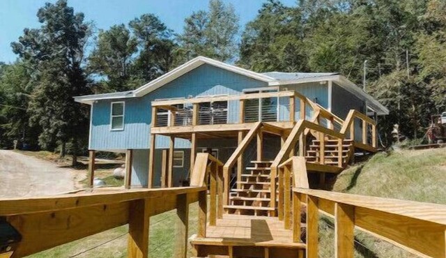 Lakefront Bliss at Blü House-Hot Tub & Views in Deatsville