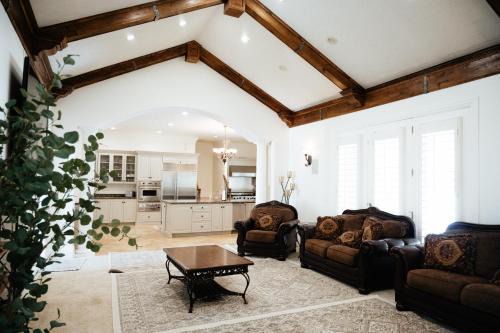 Large & Spacious Home, Sleeps 23+ near SLC in South Jordan