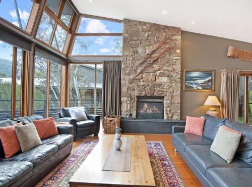Les Perrieres Chalet - Spacious 2BR Chalet l Gym l Indoor Pool l Tennis l WiFi l BBQ in Crackenback