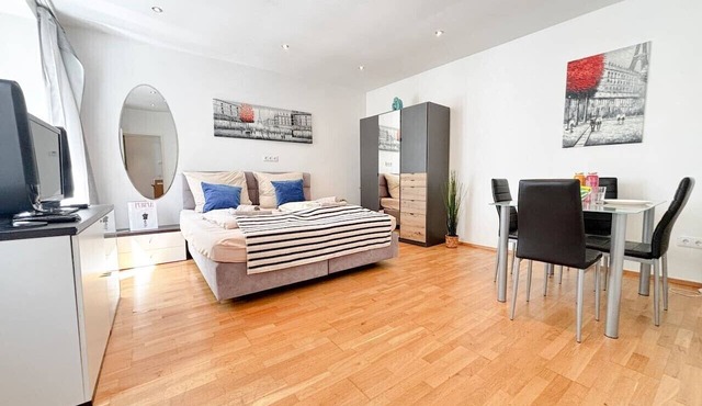LIV:ON Studio King Bed & Kitchen - near Prater