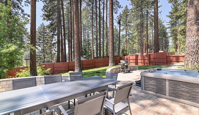 LK162.The Juniper Cabin: 3 BR, 2 BA House in Stateline, Sleeps 8 in Stateline
