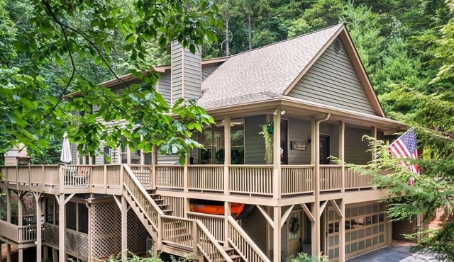 Location and Southern Charm in this large Big Canoe home! in Marble Hill