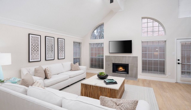 Location, location! Modern updated Home in the Heart of Addision! in Addison