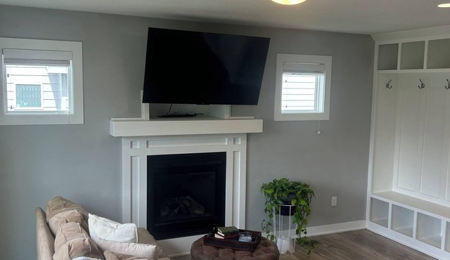Location, location! Spacious 4-bedroom house in lovely Grimes with WiFi, AC in Grimes