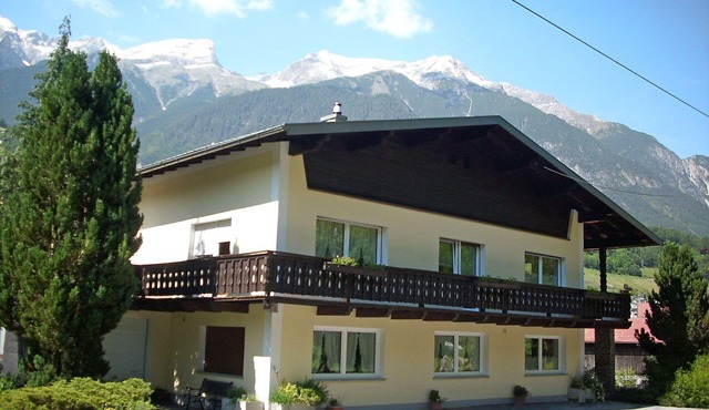 Lovely apartment for 4 people with WIFI, TV, patio, pets allowed and panoramic view