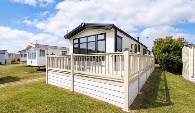 Lovely caravan by the beach in Pakefield, Suffolk ref 68011CR in Lowestoft