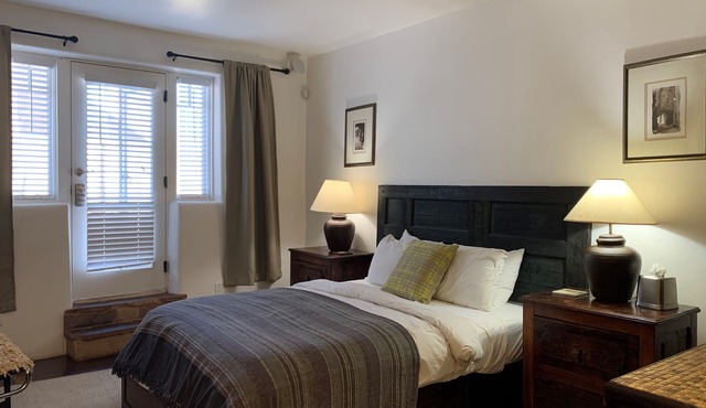 Luxurious and sanitized Studio, original adobe walls, wood floor, real sanctuary in Santa Fe