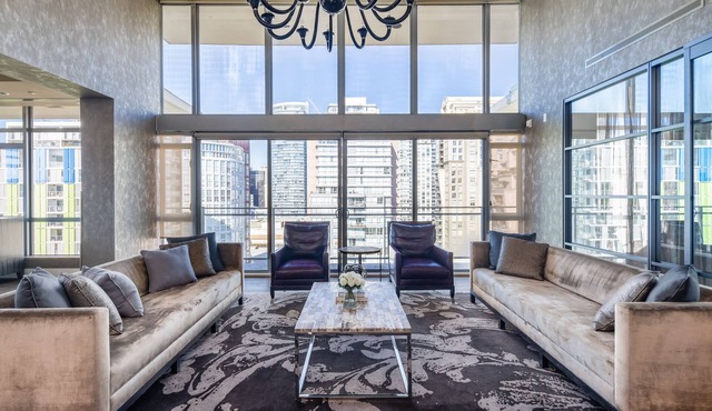 Luxurious Penthouse in Trendy Yaletown with Private Rooftop Pool in Vancouver