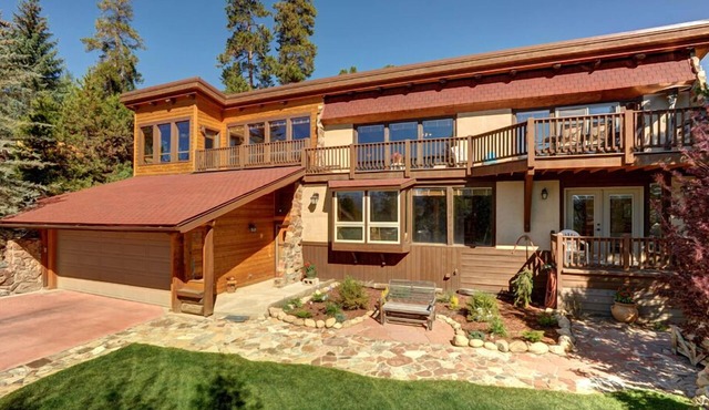 Luxuriously Rustic Home with Lake Views, Private Hot Tub in Dillon