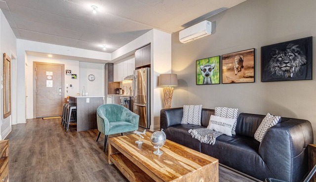 Luxury 1BR Apt with Great Views and Gym in Laval