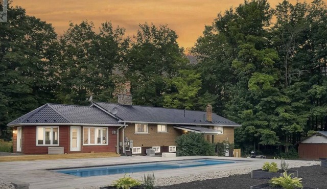 Luxury Cottage on 8 Acres of Greenery w/Pool & Games Room! in MULMUR