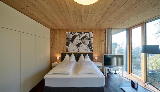 Luxus Design Apartment mit Panoramafenster - See - & Waldblick, wechselnde Kunst zum Erwerb